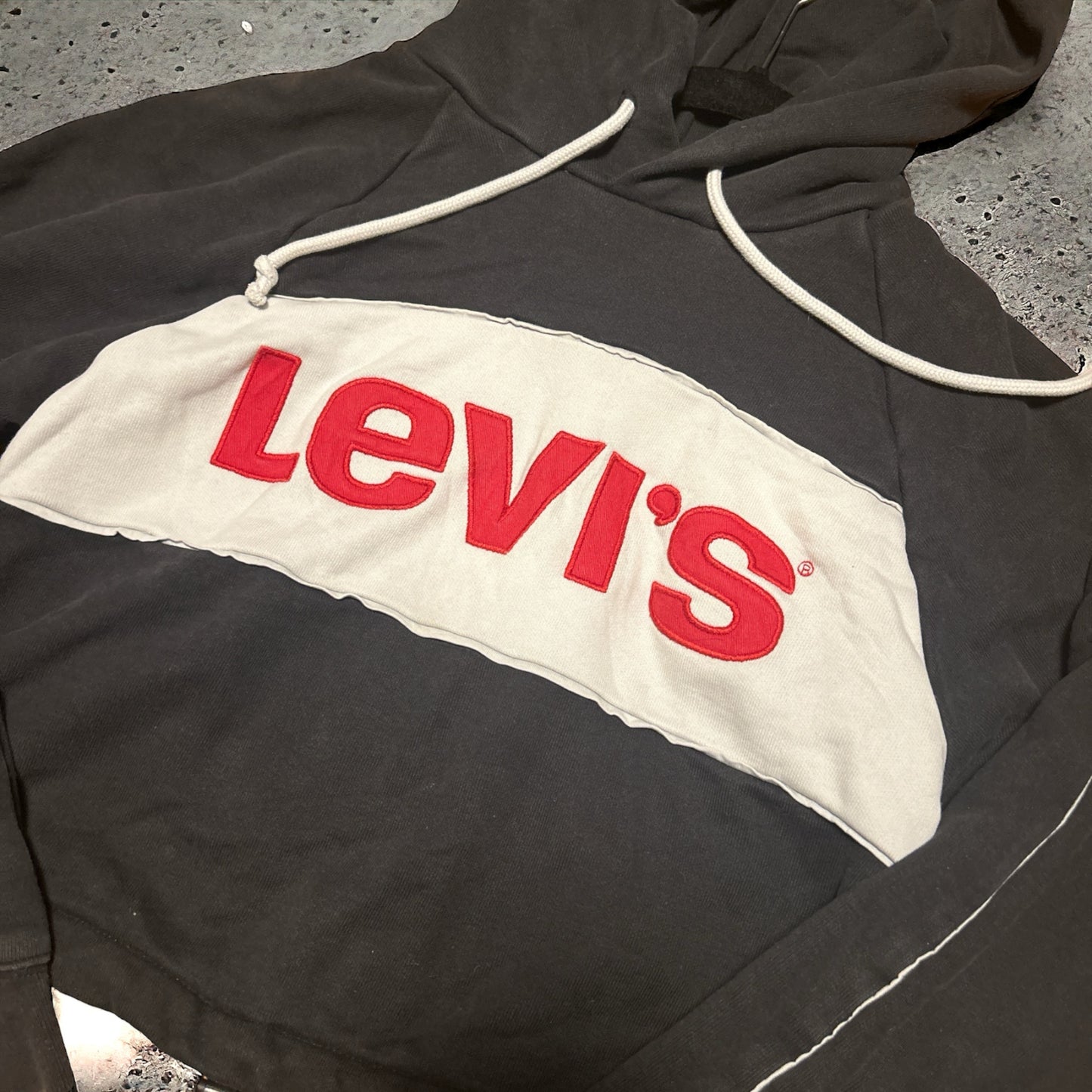 Cropped Levi’s hoodie